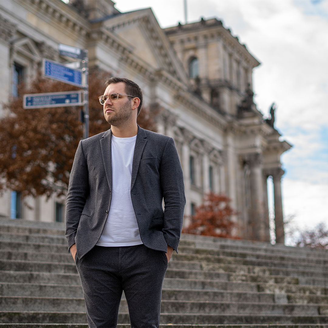 Daniel Baldy steht vor den Treppen des Bundestages