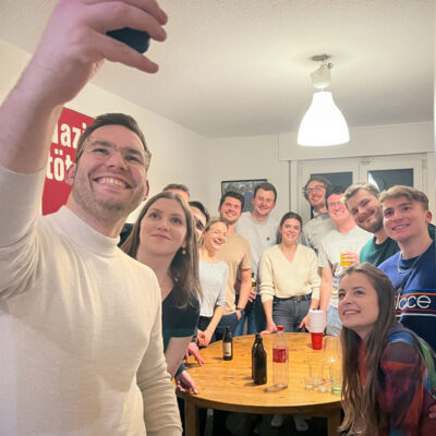 Daniel Baldy macht ein Selfie mit einer Gruppe junger Menschen auf einem EventPaket