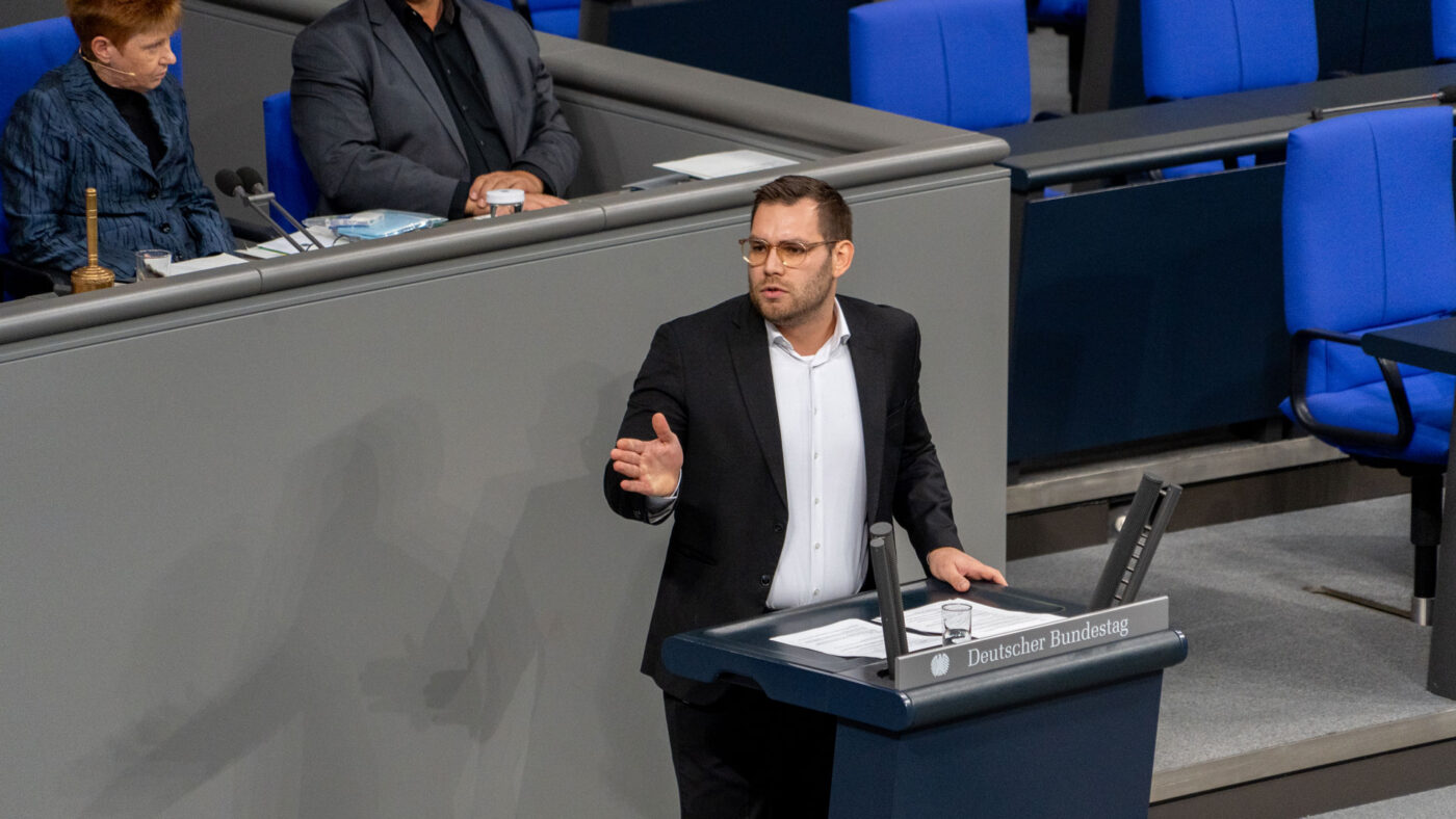 Daniel Baldy spricht am Rednerpult des Deutschen Bundestages