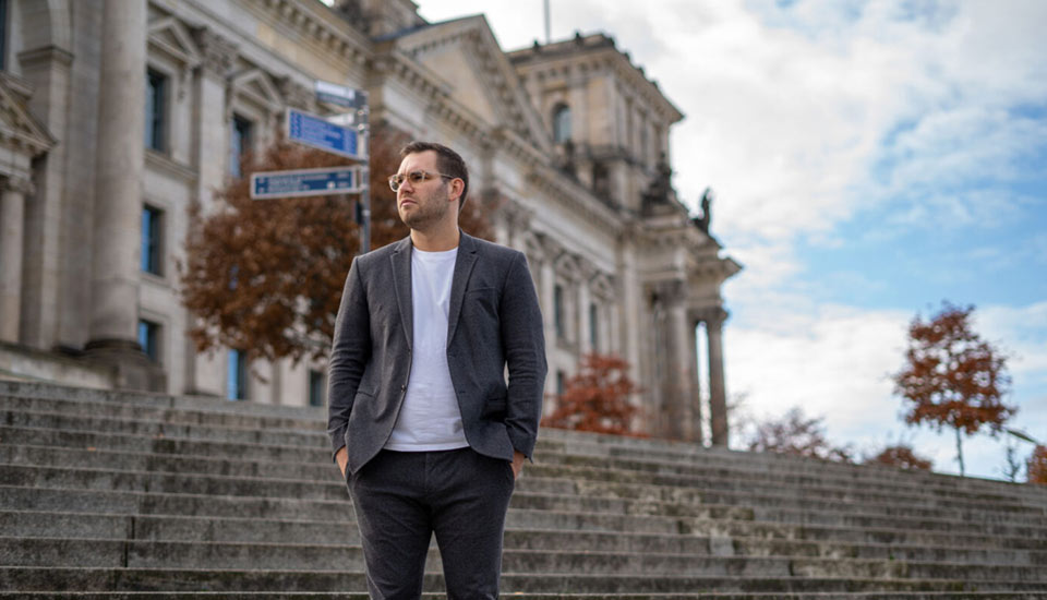 Daniel Baldy steht vor den Treppen des Bundestages